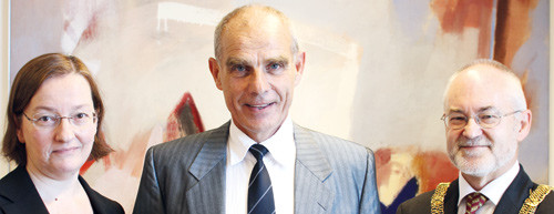 Prisvinner Lars Birger Enges&aelig;ter flankert av dekan Nina Langeland og rektor Sigmund Gr&oslash;nmo. Foto Kim E. Andreassen,&hellip;