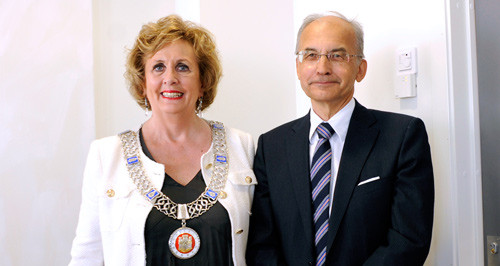 Trude Drevland, ordf&oslash;rer i Bergen, delte ut medaljen til Amund Gulsvik. Foto Anette Hellstr&oslash;m
