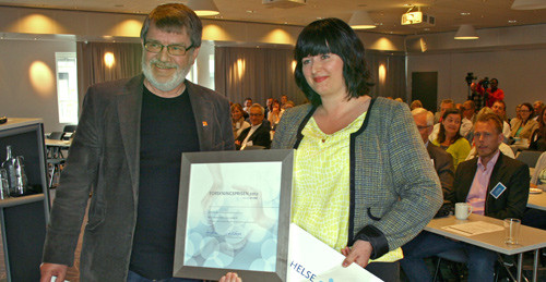 Line Knutsen Lund sammen med prisutdeler Snorre Ness fra det regionale brukerutvalget i Helse Midt-Norge. Foto Trine&hellip;