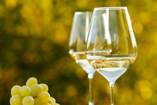 Rusmisbruk eller rusmiddelmisbruk? Hvitvin en varm sommerkveld. Foto: NTB scanpix