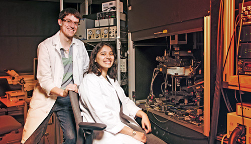 Vinita Rangroo Thrane og Alexander S. Thrane foran et tofotonmikroskop ved Lettensenteret, Universitetet i Oslo. Foto: John&hellip;