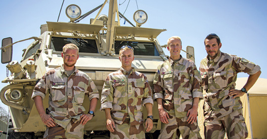 Medlemmene i politihelser&aring;dgivningsteamet. Fra venstre vognkommand&oslash;r/fenrik Erik, vognf&oslash;rer/grenader Eirik, lege&hellip;