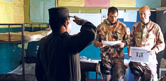 Diplomutdeling til en kursdeltaker. Foto: Forsvaret