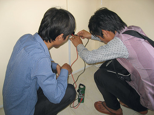 Jord eller ikke jord &ndash; det er sp&oslash;rsm&aring;let! Begge foto: Troms&oslash; mineskadesenter