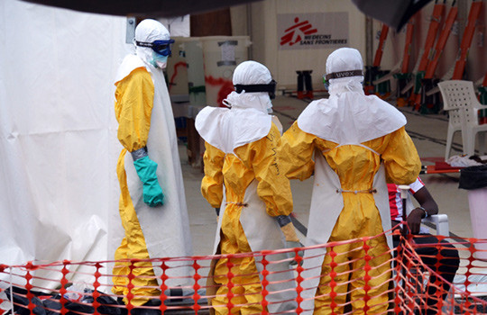 Helsearbeidere ved et behandlingssenter for ebola i Liberia. Foto: AFP photo/Zoom Dosso/NTB scanpix