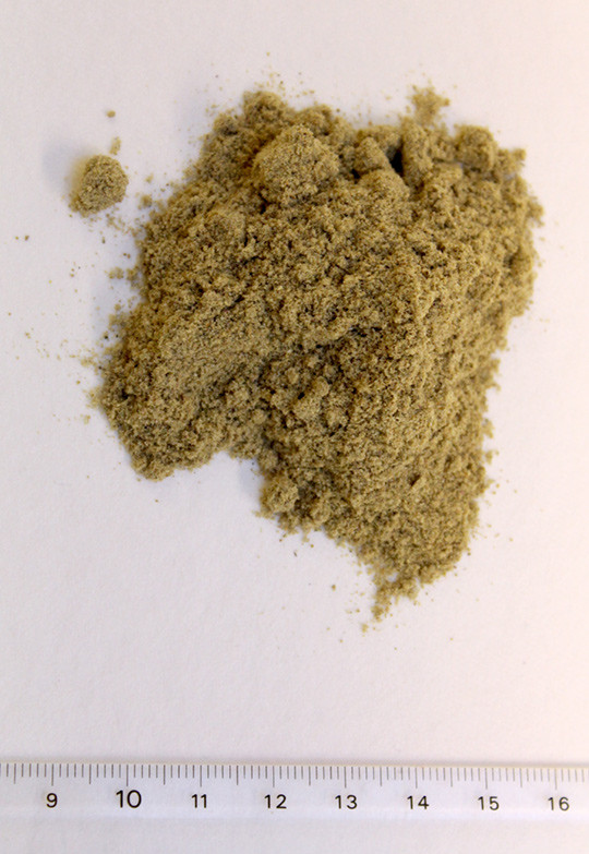 Figur 1  10 g av det deksametason- og indometacinholdige &laquo;naturmiddel&raquo;-pulveret. Foto: Wenche R&oslash;dseth Brede 