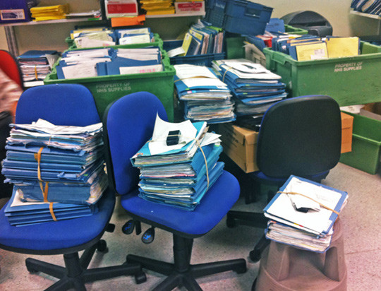 Papirjournalene hoper seg opp. Her fra kontoret p&aring; poliklinikken en ettermiddag