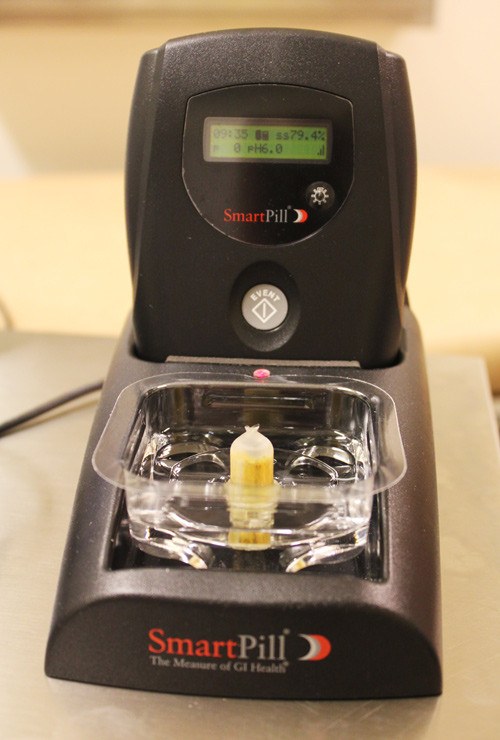 Figur 2  Tr&aring;dl&oslash;s motilitetskapsel (Smartpill) og b&aelig;rbar opptaker. Foto: Dag A. Sangnes