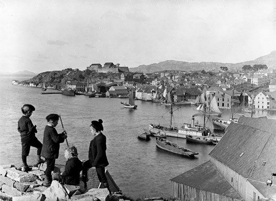 Mentalen ble bygd i bakhagen til byens sykehus p&aring; Engen og dermed omgitt av tett bebyggelse. Bildet er tatt i 1880-&aring;rene fra&hellip;