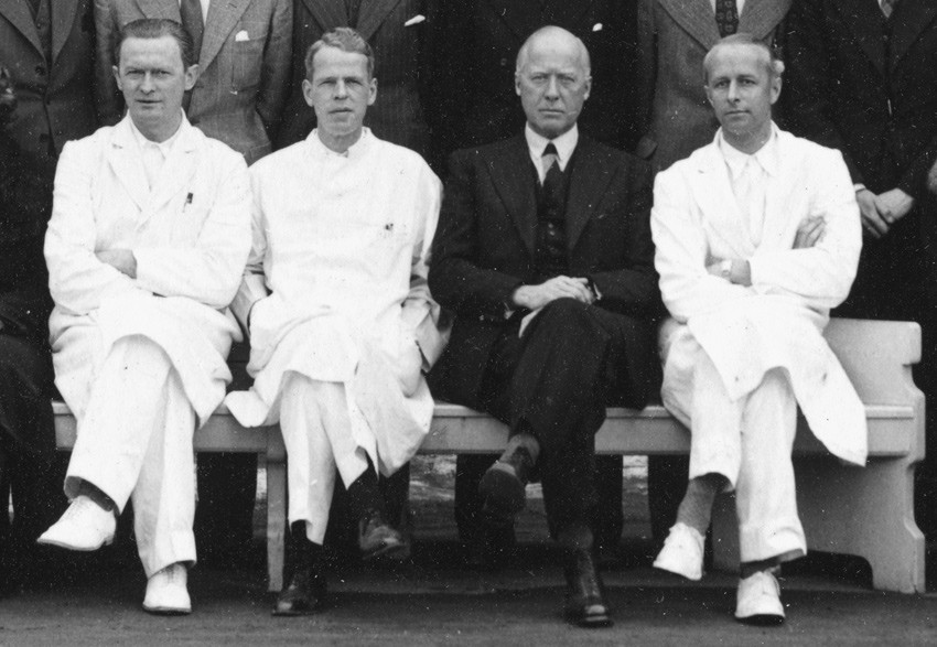 Figur 2  Legestaben utenfor Kvinneklinikken p&aring; Rikshospitalet i 1942. Fra venstre assistentlege Finn B&oslash;e (1906&thinsp;&ndash;&thinsp;70),&hellip;