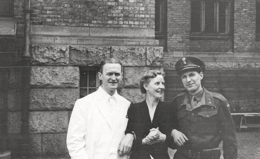 Figur 3  Finn og Aslaug B&oslash;e sammen med Knut Haugland foran Rikshospitalets kvinneklinikk. &Aring;rstall ukjent. Foto: Privat