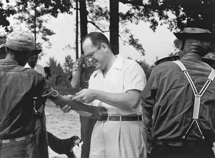 Blodpr&oslash;vetaking under Tuskegee-studien. National Archives and Records Administration