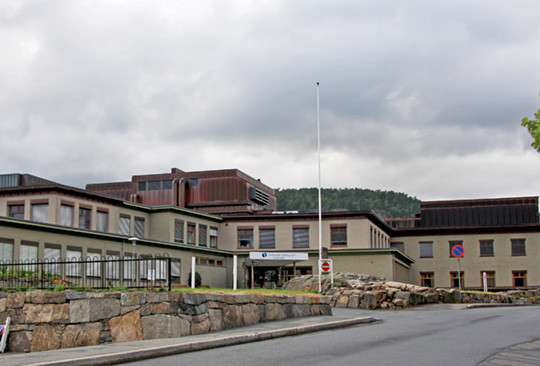 Figur 1  Flekkefjord sykehus &ndash; ikke robust nok? Foto: Jarle Vines (CC BY-SA 3.0 NO)