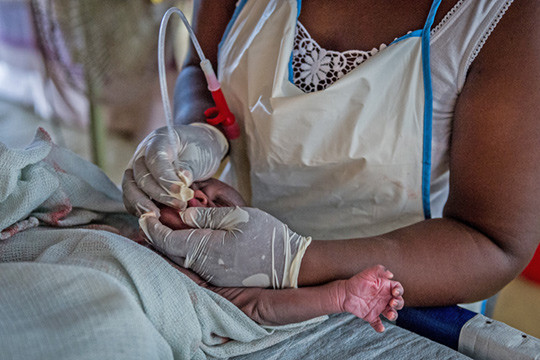 Behandling av et nyf&oslash;dt barn ved en klinikk i S&oslash;r-Sudan. Foto: Alessandro Rota/Scanpix
