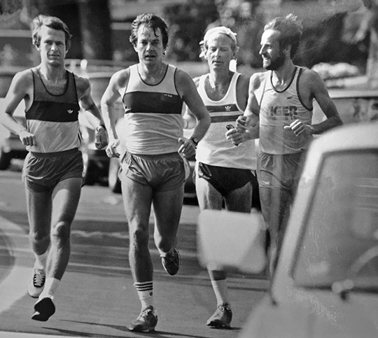 Figur 1  Forfatteren er ute og tester 25 kilometer av maratonl&oslash;ypa i sterk varme og forurenset luft. Fra h&oslash;yre Lasse Vir&eacute;n &hellip;