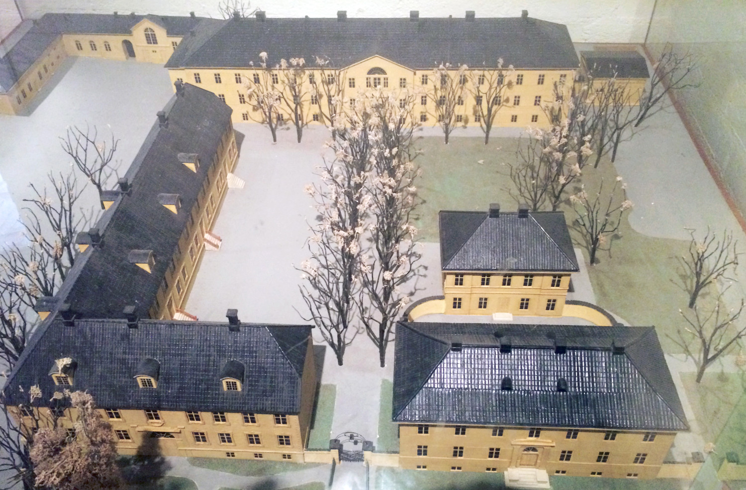 Figur 2 Modell av det ferdig utbygde rikshospitalanlegget i Akersgata. Foran til venstre Milit&aelig;rhospitalet, til h&oslash;yre&hellip;