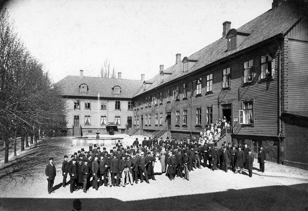 Figur 4 Rikshospitalet flytter fra Akersgata i 1883. Foto: Olaf Martin Peder V&aelig;ring/Oslo Museum/ Byhistorisk samling (CC BY&hellip;