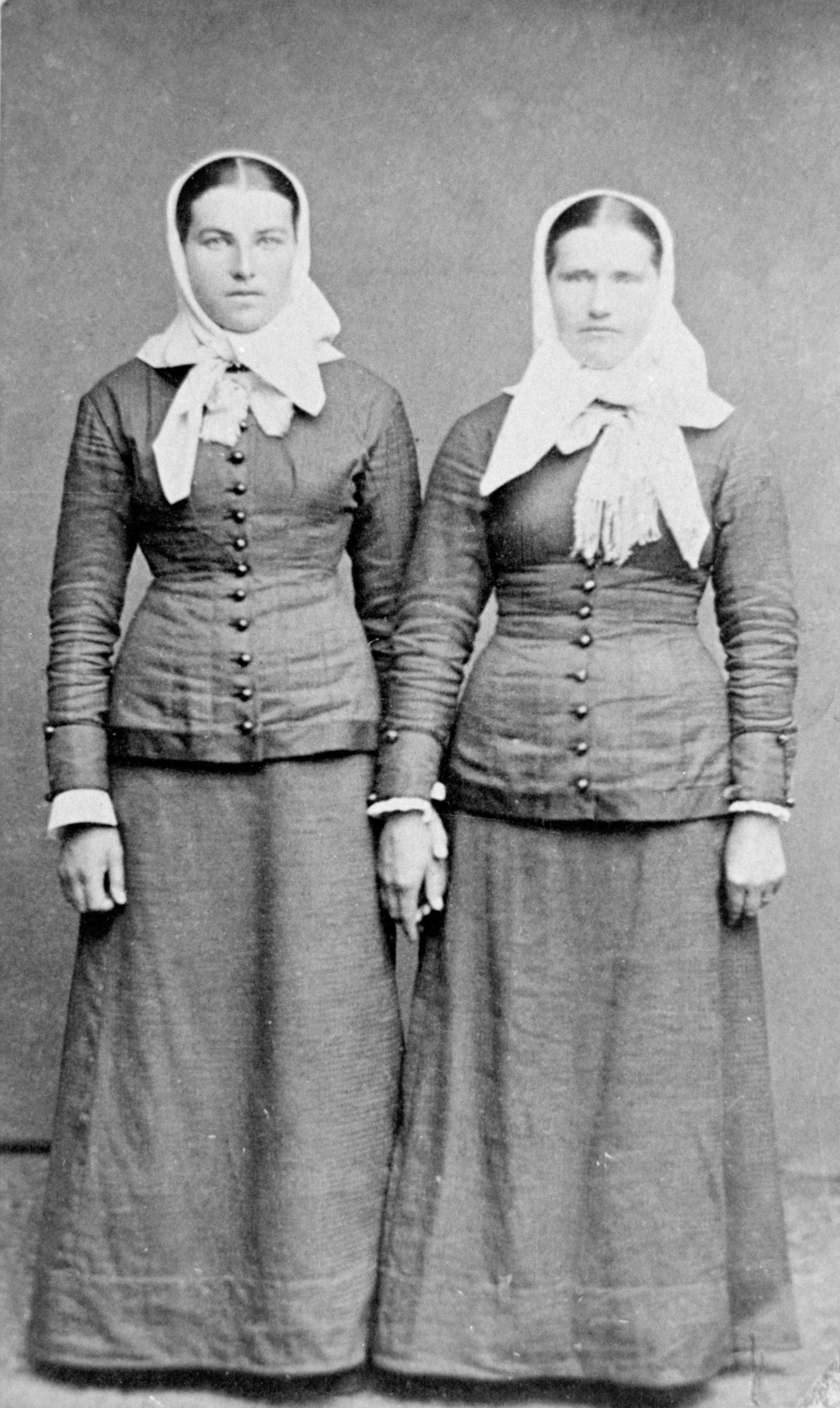 Figur 4 To gangkoner fra et sykehus i Molde. Fra venstre Sina Istad, gift Birkelund. Den andre er ukjent. Foto: Nordm&oslash;re&hellip;