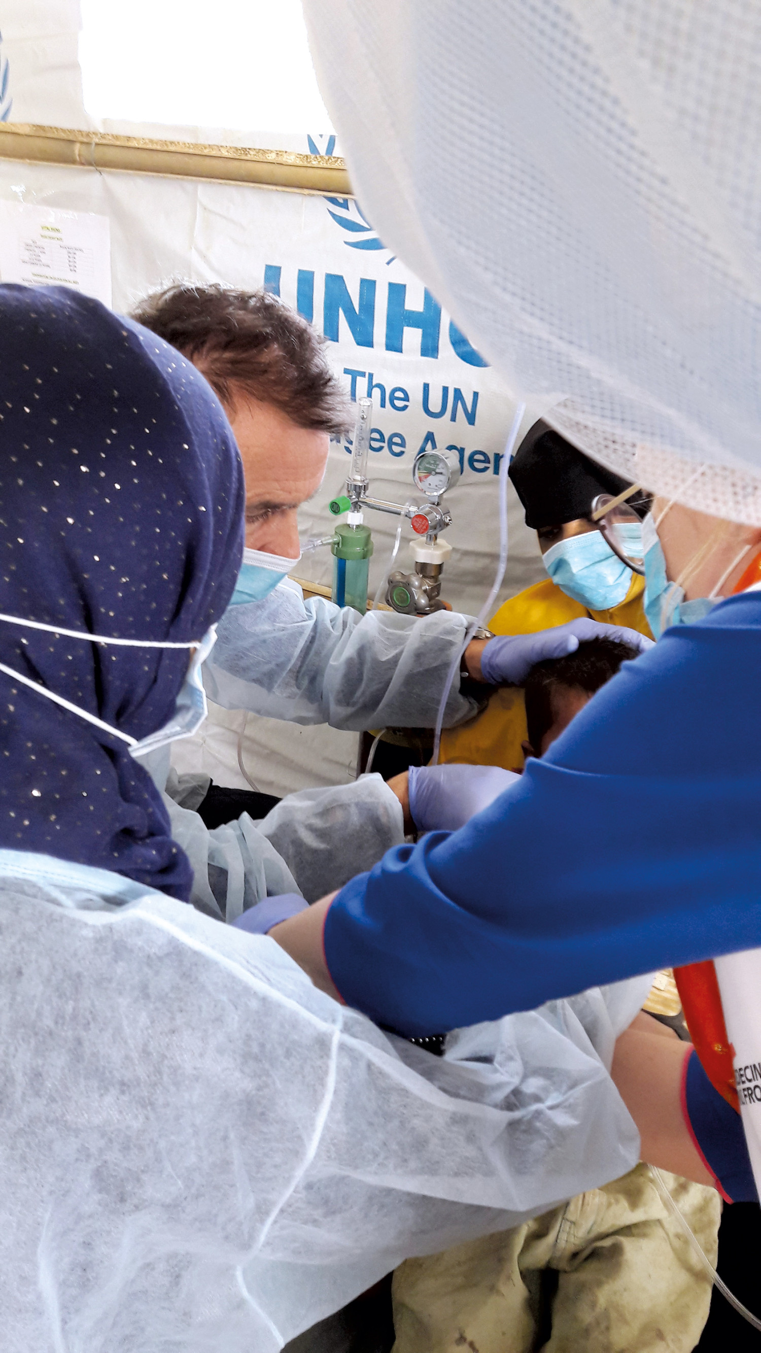 Lege Morten behandler et barn med alvorlig difteri sammen med to sykepleiere.