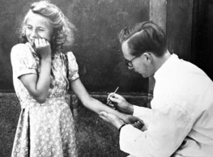 En kjent situasjon for mange av dagens voksne pryder jubileumsbrosjyrens forside: En skolejente som her f&aring;r sin pirquetpr&oslash;ve&hellip;