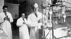 Professor Klaus Hansen (1895&thinsp;&ndash;&thinsp;1971) gj&oslash;r i stand tungtvann som han drakk i sitt laboratorium 27.1. 1935. Foto TopFoto&hellip;