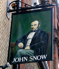 Figur 2  Utenfor puben i Broadwick Street er John Snow avbildet slik han s&aring; ut i 1857. For &aring; skille denne gaten fra andre&hellip;