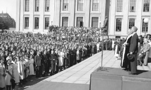 Didrik Arup Seip var professor i nordisk spr&aring;kvitenskap og rektor 1937&thinsp;&ndash;&thinsp;41. Her taler han til studentene ved&hellip;