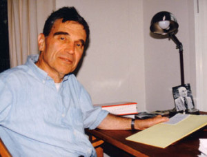 Robert Coles (f. 1929) ved skrivebordet i Durham, North Carolina, i mars 1996. Et fotografi av legen og forfatteren William&hellip;