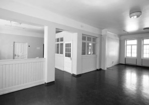 Vaktsalen med vaktrommet i avdeling III for &laquo;rolige kvinner&raquo;. Bak den lave veggen til venstre l&aring; den s&aring;kalte insulinstua,&hellip;