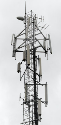 Basestasjoner for mobiltelefoni sender ut mikrob&oslash;lger, men med sv&aelig;rt mye lavere intensitet enn det vi finner inne i en&hellip;