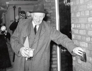 Figur 1  Lord Moran, sir Winston Churchills lege og venn, ringer p&aring; d&oslash;rklokken i Churchills hjem i nr. 28 Hyde Park Gate p&aring;&hellip;