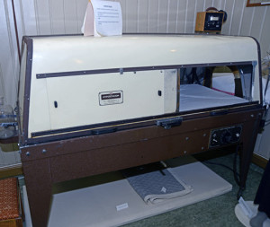 Figur 1  Varmekasse for hypertermibehandling av nevrosyfilis. Foto: K&aring;re Eide, Ullev&aring;l museum