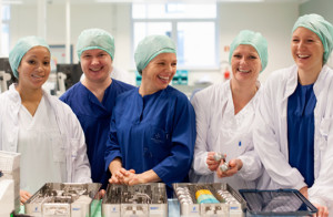 Operasjonssjukepleiestudentar ved Haukeland universitetssjukehus. Foto: Haukeland universitetssjukehus/Helga Maria Sund