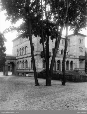 R&Oslash;DE KORS S&Oslash;STERHJEM: Instituttet holdt til i statsminister Stangs villa de f&oslash;rste &aring;rene. Foto: Anders Beer, Wilse