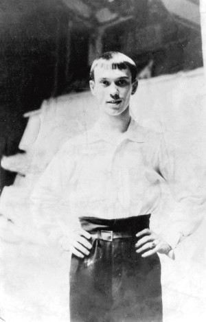 18 &aring;r gamle Nijinsky fotografert p&aring; Krasnoje Selo ved St. Petersburg, hvor han spilte p&aring; et lite teater for den russiske&hellip;