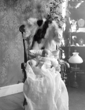 Spedbarn i d&aring;pskjole i 1902. Foto: Johannes &Oslash;wre / Finnmark Fylkesbibliotek