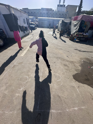 Barn som hopper paradis utenfor European Gaza Hospital. Foto: Geir Stray Andreassen.