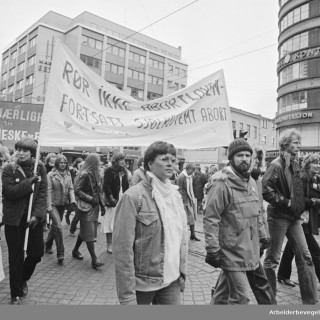 1. mai 1981 i Oslo. Faglig 1. mai-fronts tog. Parole: R&oslash;r ikke abortloven fortsatt sj&oslash;lbestemt abort. Foto: Arbeiderbevegelsen arkiv og bibliotek