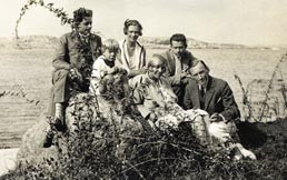 I bakerste rekke fra venstre Kristian Schjelderup, Haralds f&oslash;rste kone Mildred og lengst mot h&oslash;yre Harald Schjelderup&hellip;