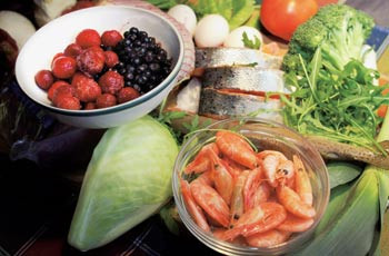 Figur 2  &Oslash;kt inntak av omega-3-fettsyrer, gr&oslash;nnsaker, frukt, b&aelig;r og n&oslash;tter har gitt dokumenterte helsegevinster. Foto&hellip;