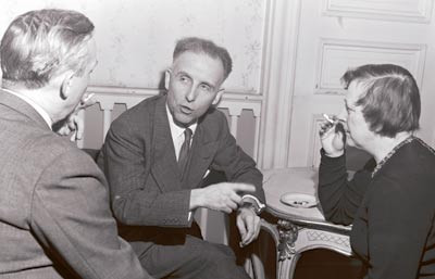 Psykiater og forfatter Trygve Braat&oslash;y i m&oslash;te i Den norske forfatterforening i 1952, Inger Hagerup til h&oslash;yre. Foto SCANPIX&hellip;