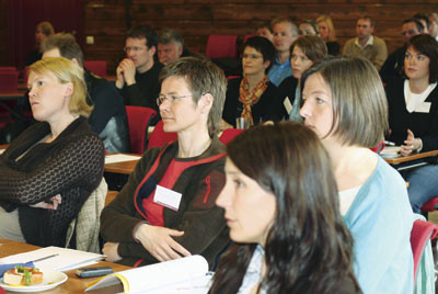 De rundt 60 deltakerne p&aring; Ylf-seminaret i Svolv&aelig;r hadde mange innspill til temaet overbehandling. Begge foto Cecilie Bakken