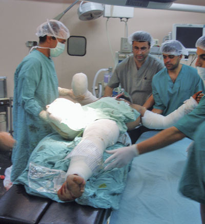 Sprengvirkningen og splintregnet fra en israelsk luft-til-bakke-rakett (trolig Hellfire) skutt fra et israelsk Apache&hellip;