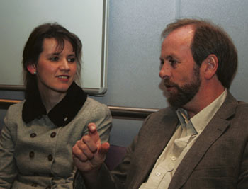 Anne-Kari Bratten og Rune Fr&oslash;yland hadde mye &aring; snakke om. Foto Lise B. Johannessen