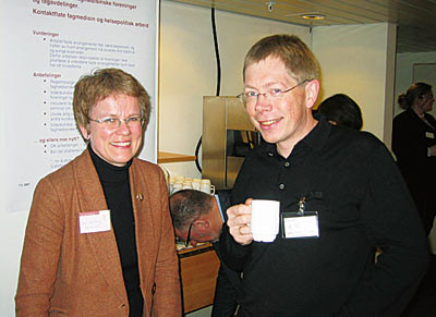 Guri Spilhaug, sekretariatet, i diskusjon med Lars A. Nesje, Troms legeforening. Foto Lisbet T. Kongsvik