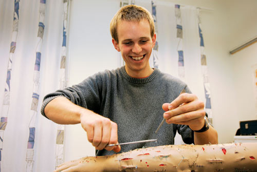 Det &oslash;ves ogs&aring; p&aring; suturteknikk ved Ferdighetssenteret ved Det medisinske fakultet, Universitetet i Oslo