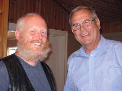 Avtroppende leder av NORSAM, Einar Br&aring;ten ledet f&oslash;rste dag. Her i samtale med Harald Siem. Foto Lise B. Johannessen