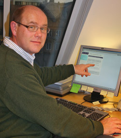 Hans Kristian Bakke viser her SOPs nettside med informasjon om ordningen. Foto Lisbet T. Kongsvik