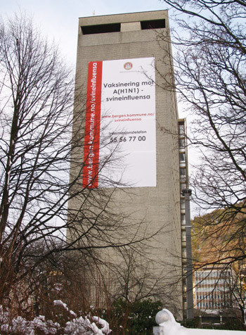 Figur 1  Vaksinasjon mot svineinfluensa h&oslash;sten 2009 ble underst&oslash;ttet av en massiv annonsekampanje. Her vises r&aring;dhuset i&hellip;
