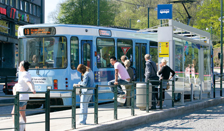 Tobakksfritt foresl&aring;r r&oslash;ykfrie holdeplasser. Illustrasjonsfoto Colourbox